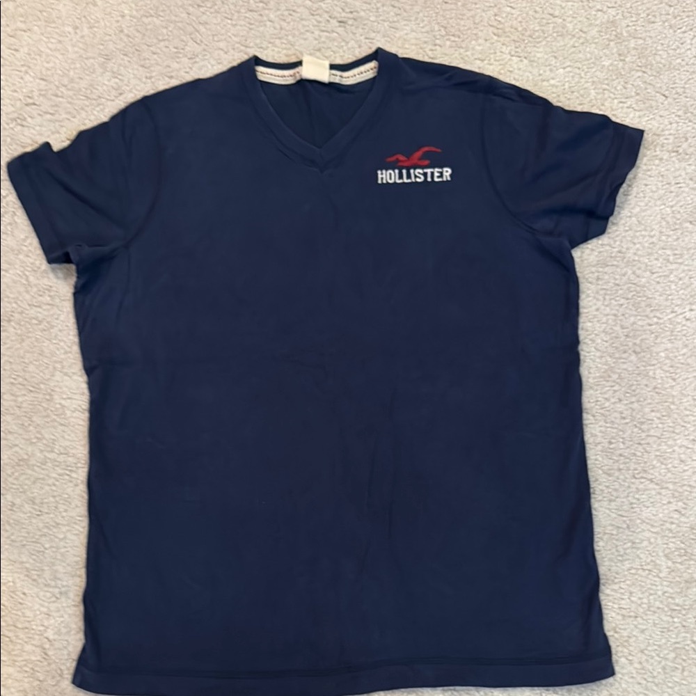 Hollister Men's Navy Blue T-Shirt